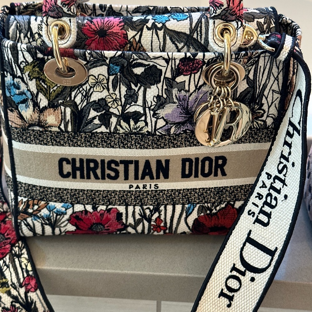 Medium Lady D-Lite Bag
Latte Embroidery with Multicolor Dior Cabinet de la Mer - Picture 8 of 15